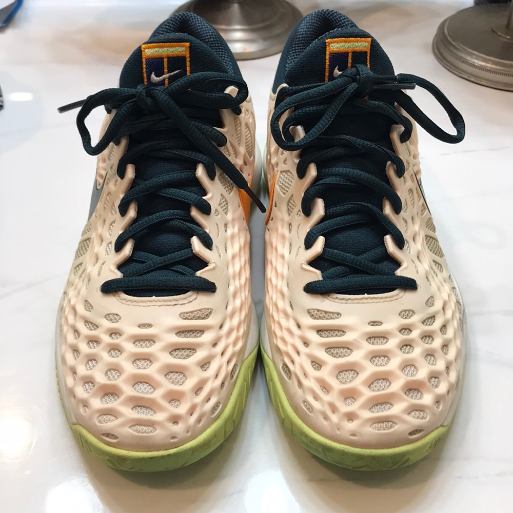 Nike tennis shoes. Sz 8. Great condition.